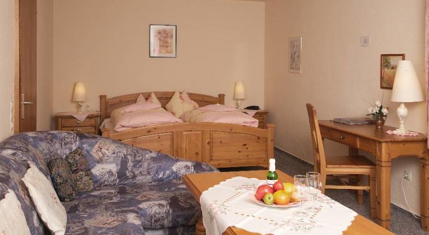 Hotel-Pension Thome Hinterzarten Exterior photo